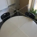 plexiglass en croix pour table de restaurant