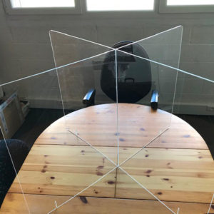 plexiglass en croix pour table de restaurant